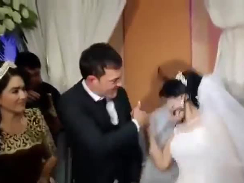 اضغط لمشاهدة الفيديو: عريس يصفع عروسه أمام الحضور بسبب مزحة!